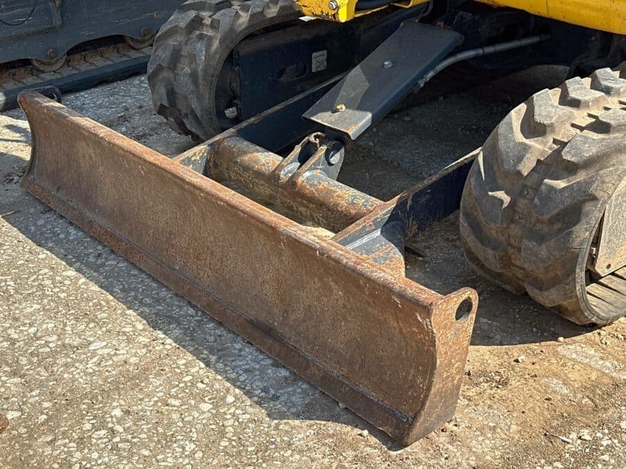 Komatsu PC26MR-3 vista frontale con lama