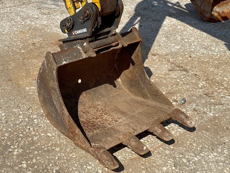Komatsu PC26MR-3 dettaglio benna con attacco rapido cangini
