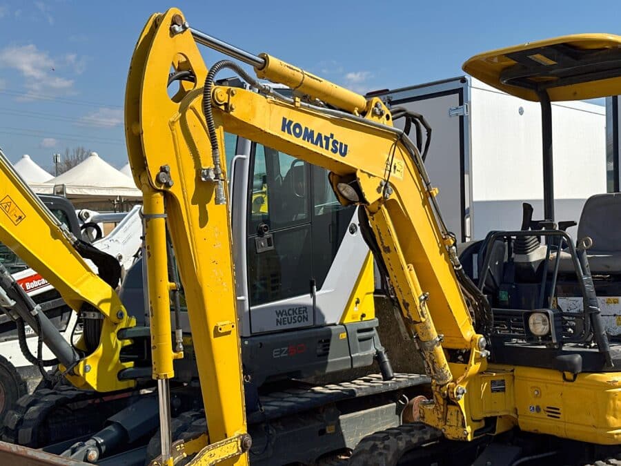 Braccio monolitico Komatsu PC26MR-3 in azione