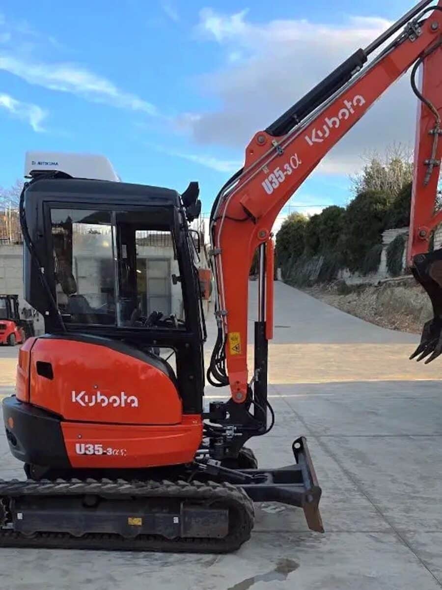 vista laterale kubota u35-3a3 con impianto martello
