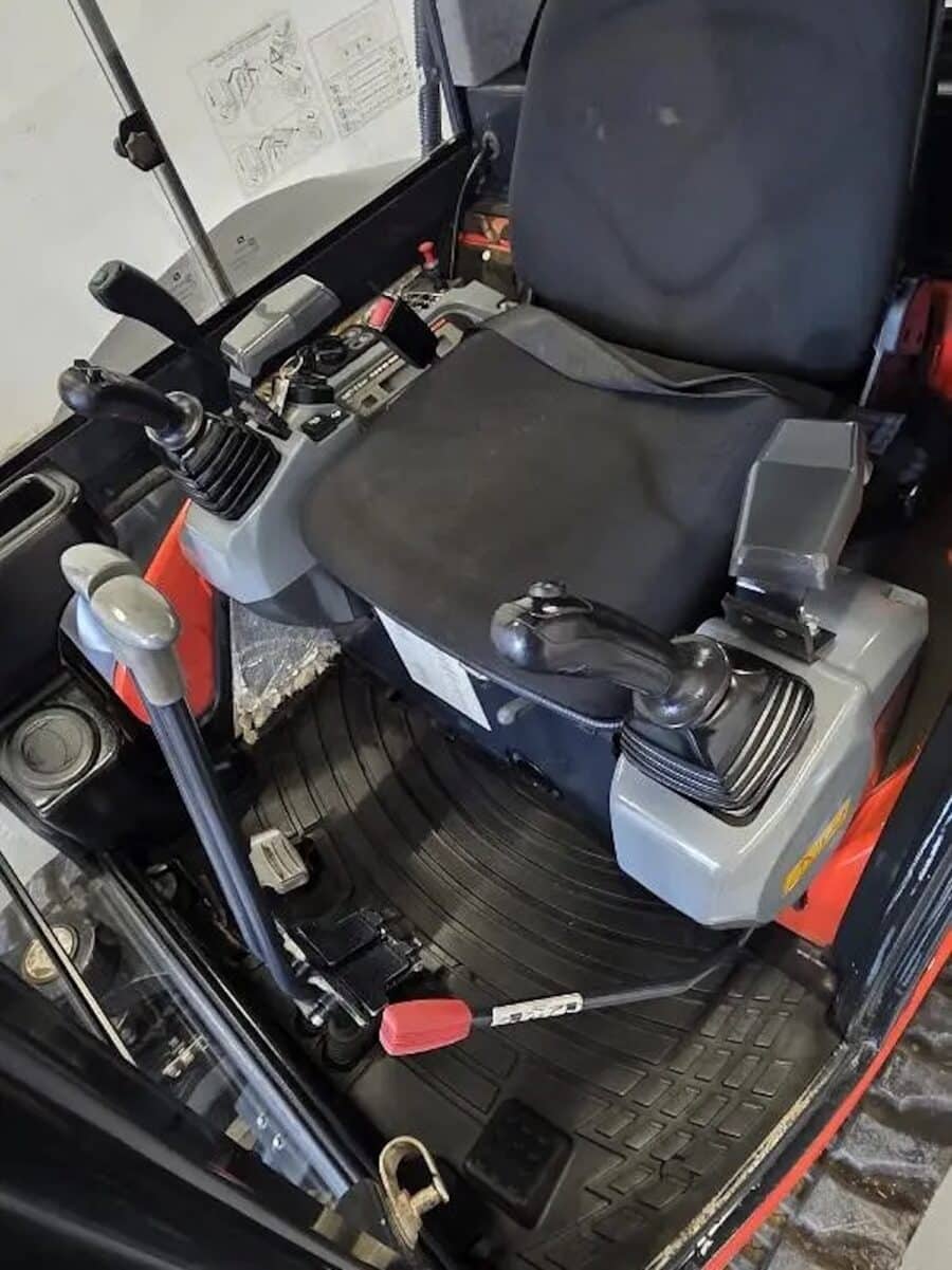 Cabina climatizzata escavatore Kubota U35-3a3 interno operatore