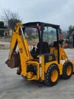 Terna compatta JCB 1CX usata vista laterale in cantiere