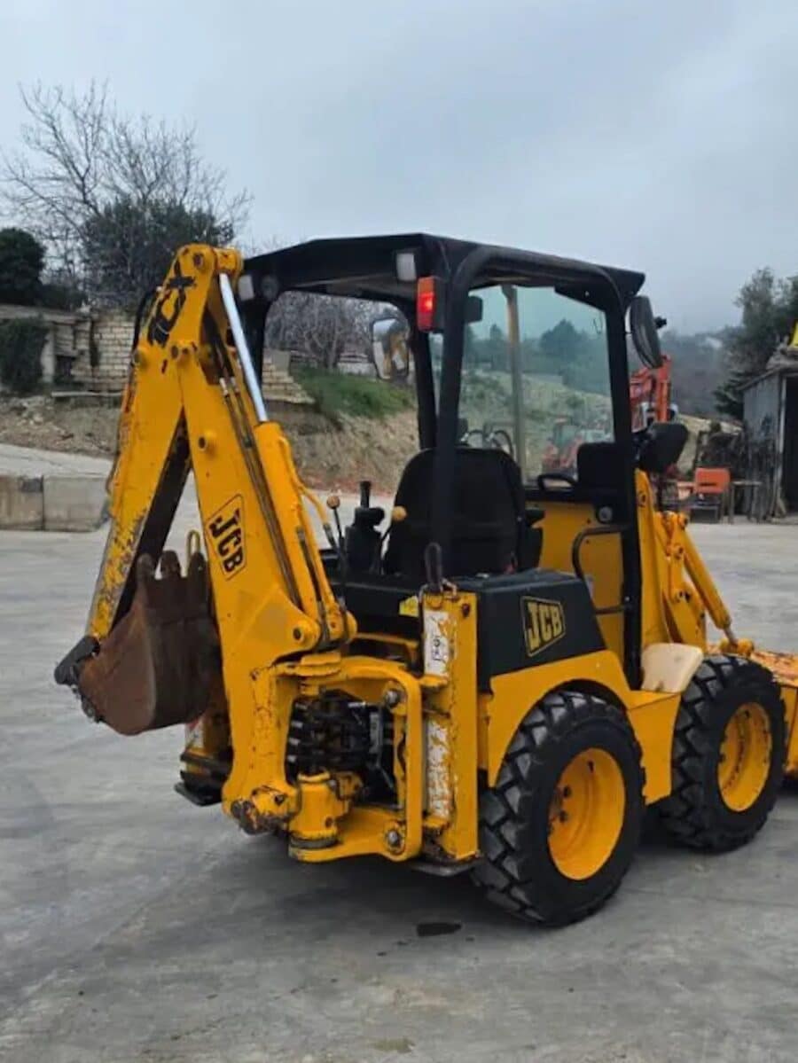 Terna compatta JCB 1CX usata vista laterale in cantiere