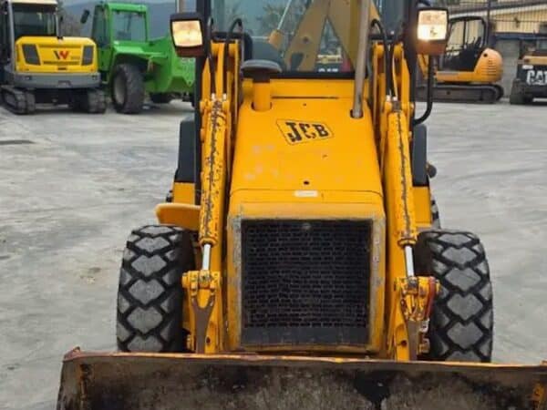 JCB 1CX con benna standard disponibile a Foggia