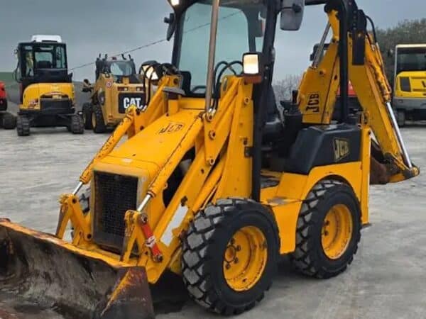 Terna JCB 1CX compatta per lavori urbani