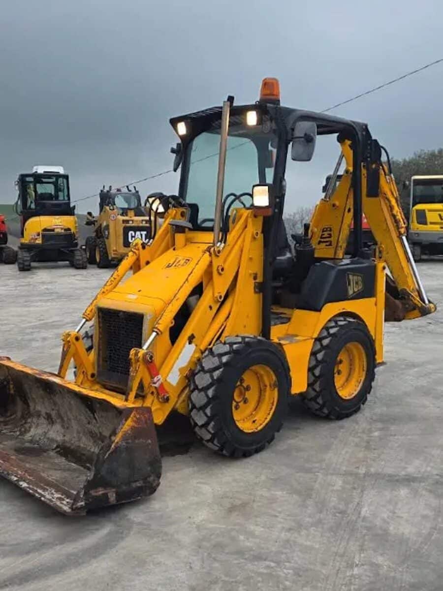 Terna JCB 1CX compatta per lavori urbani
