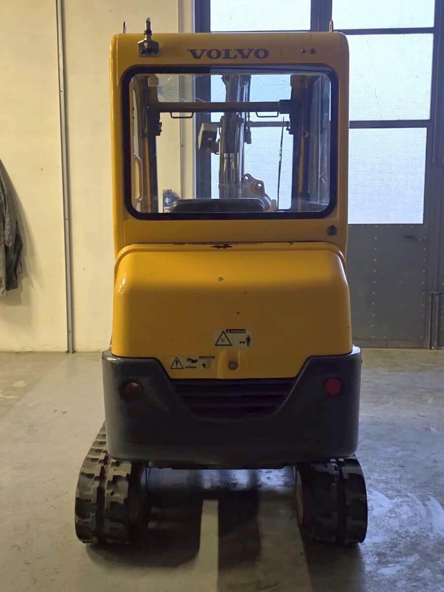 Escavatore compatto Volvo EC15B in cantiere