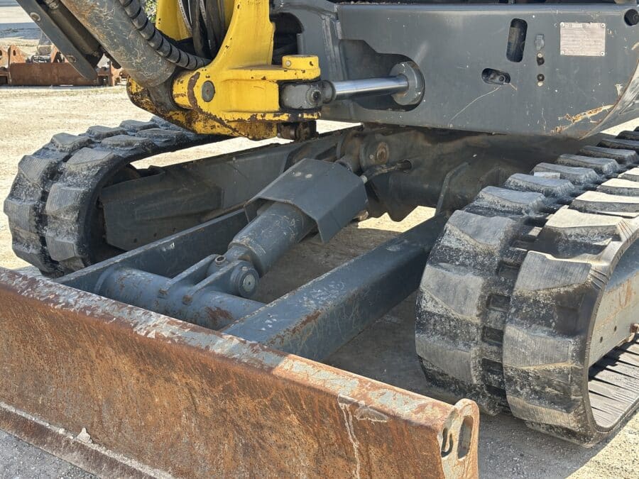 Vista frontale con lama Wacker Neuson EZ53