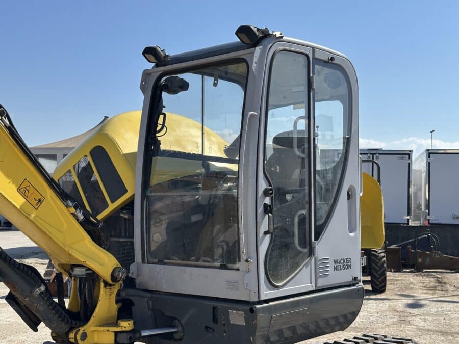 Dettaglio cabina chiusa con aria condizionata EZ53