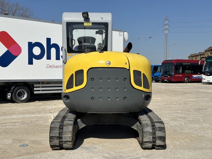 Vista posteriore miniescavatore EZ53 compatto