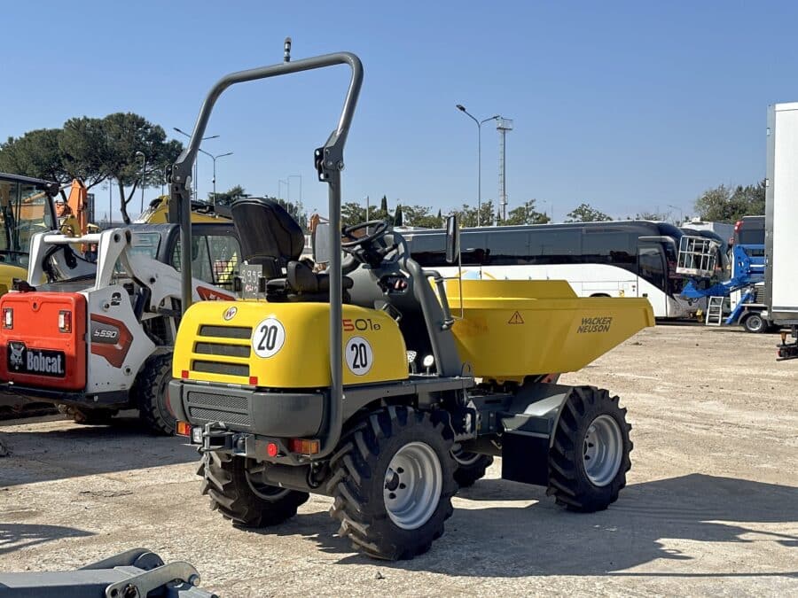 Vista posteriore dumper WACKER NEUSON 1501s compatto con roll bar