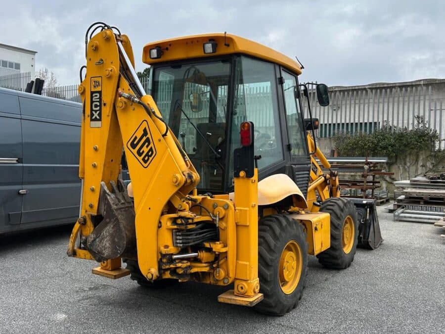Cabina chiusa, braccio posteriore con benna da scavo JCB 2CX