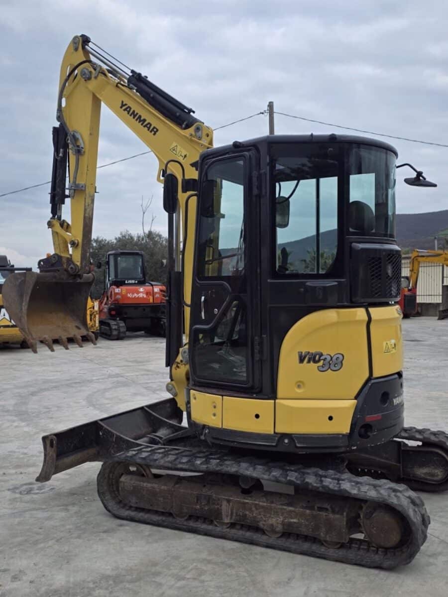 escavatore Yanmar VIO38 in vendita Foggia