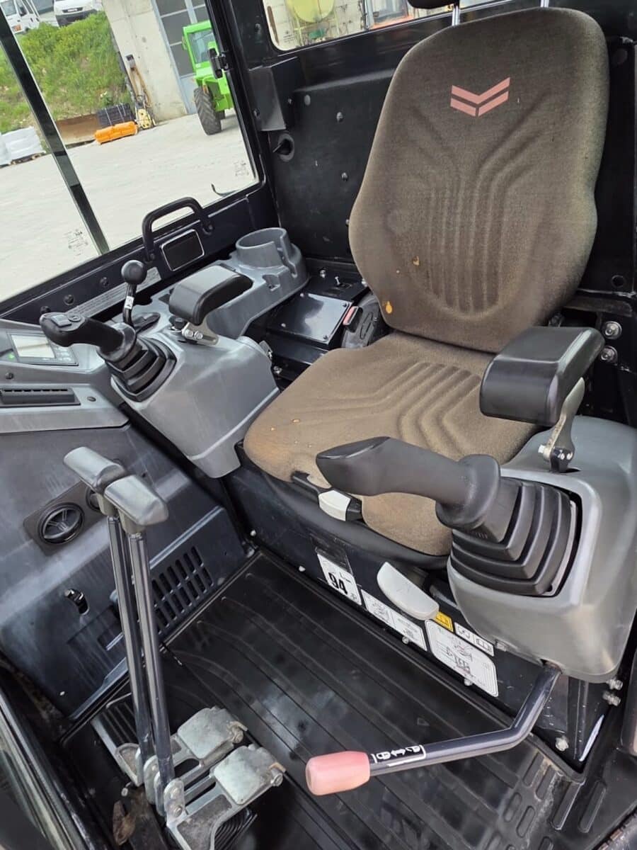 cabina interna Yanmar VIO38 comandi operatore