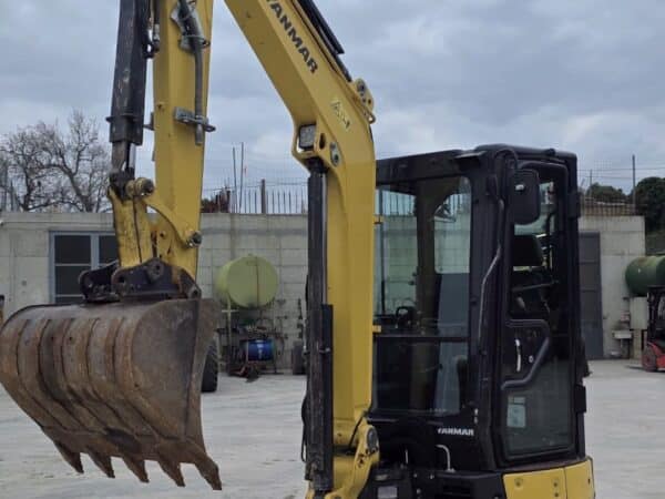 escavatore Yanmar VIO38 compatto per edilizia
