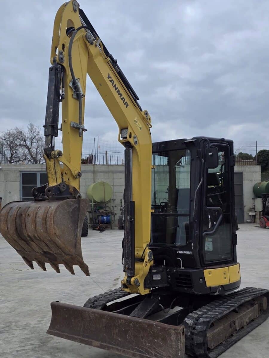 escavatore Yanmar VIO38 compatto per edilizia