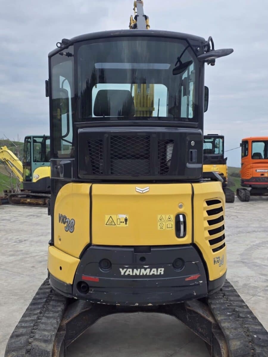 Yanmar VIO38 vista posteriore compatta