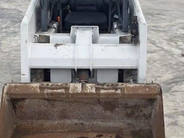 Vista frontale Bobcat 553 con benna stardard inclusa