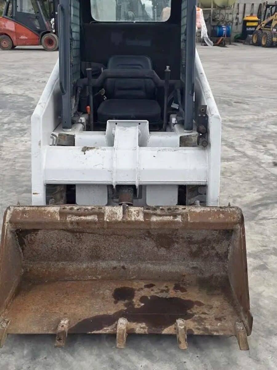 Front view Bobcat 553 with standard bucket included