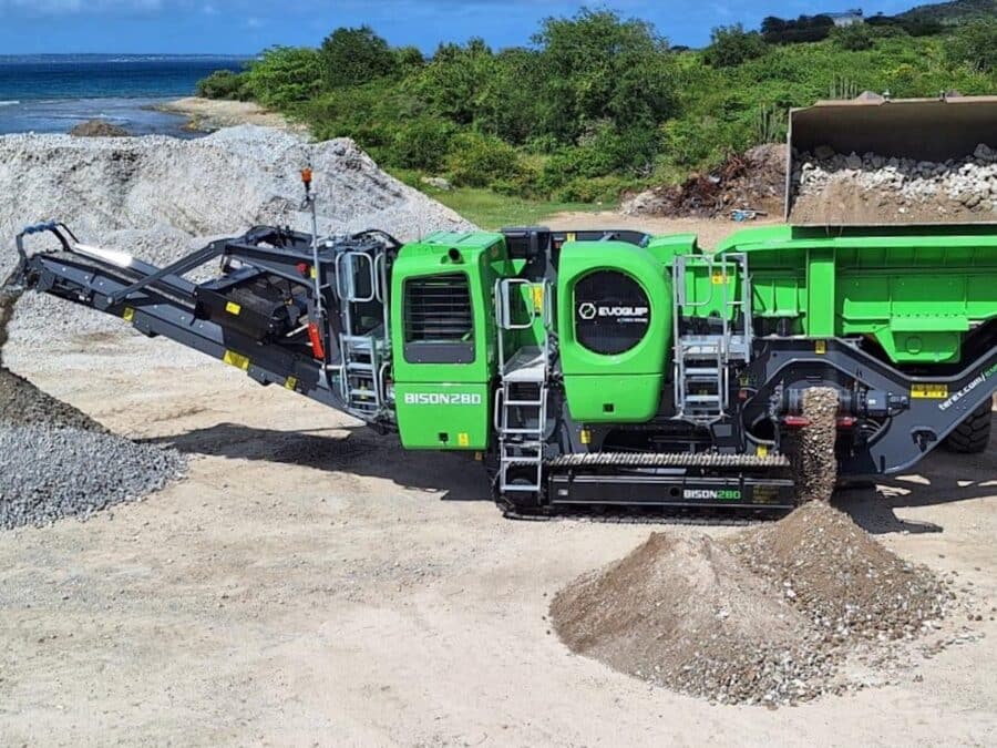 Impianto frantumazione mobile Evoquip Bison 280 in cava con materiale