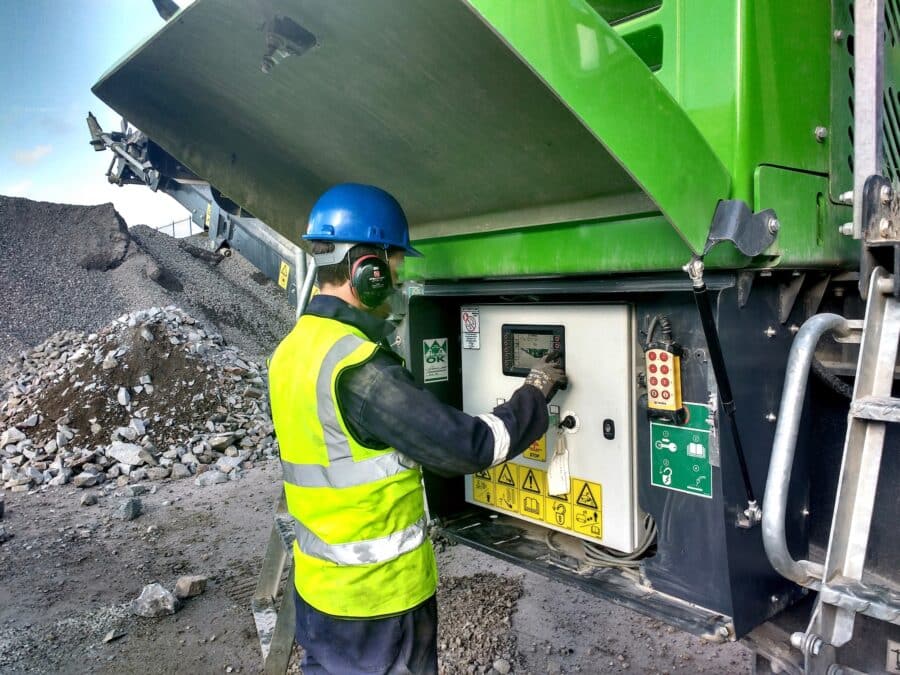 Operatore che controlla pannello comandi frantoio EvoQuip Bison 280