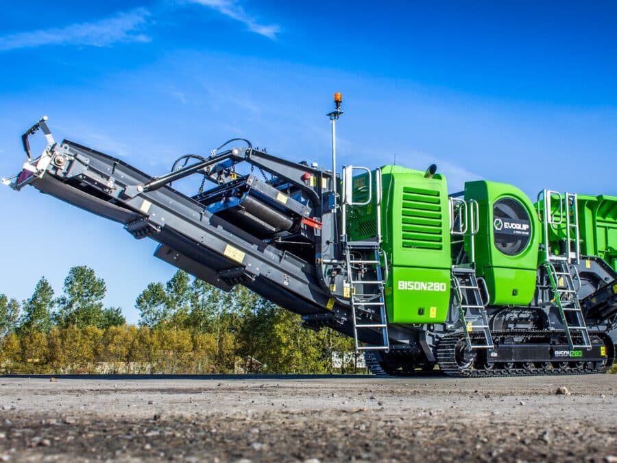 Frantoio mobile EvoQuip Bison 280 in cantiere con nastro attivo