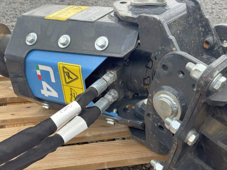 Detail of integrated motor C4 T Series earth auger robust structure