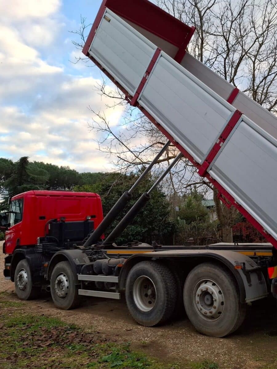 Dettaglio sistema ribaltabile posteriore Scania 420