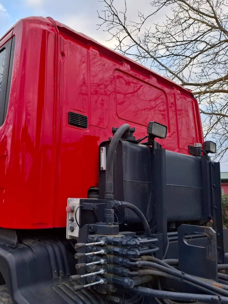 Dettaglio sistema di controllo idraulico cassone ribalrabile Scania 420