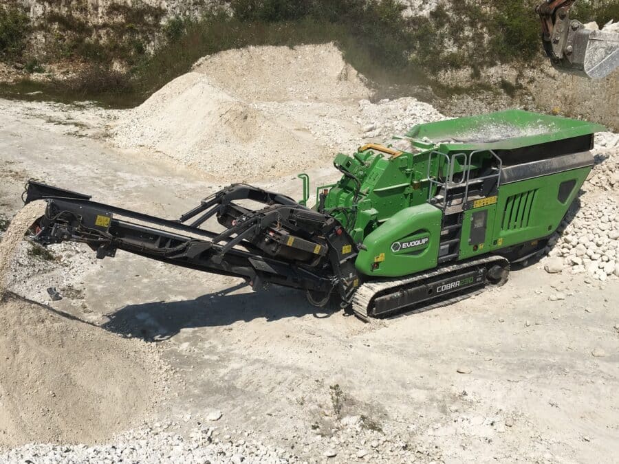 Concasseur sur chenilles EvoQuip Cobra 230R sur terrain opérationnel