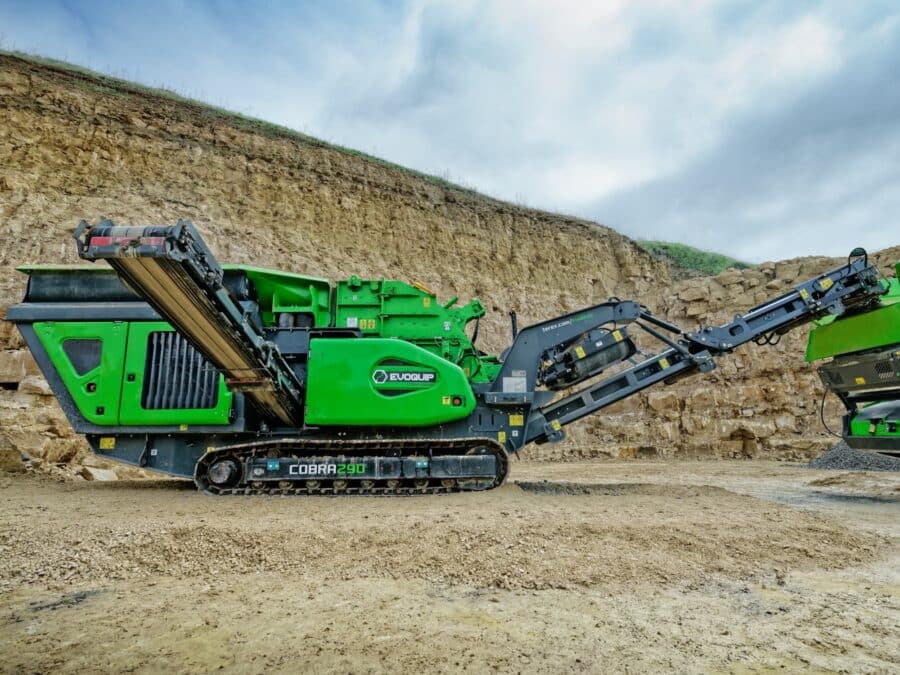 EVOQUIP COBRA 290R widok z boku na gąsienicach stalowych