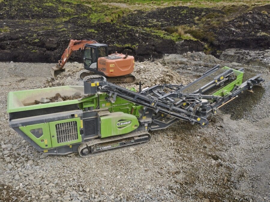 Mobilna kruszarka wyburzeniowa COBRA 290R podczas pracy