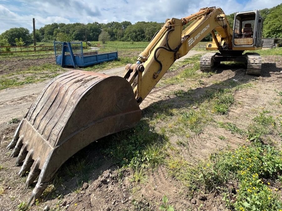 Escavatore FH200E con benna su terreno