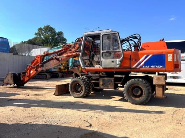 Vista laterale completa Fiat Hitachi FH200W.3 in piazzale