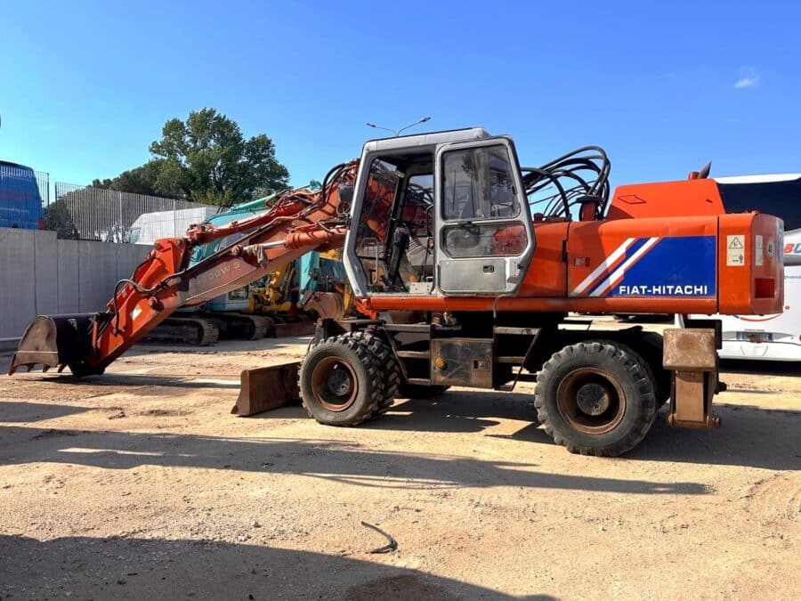 Vista laterale completa Fiat Hitachi FH200W.3 in piazzale
