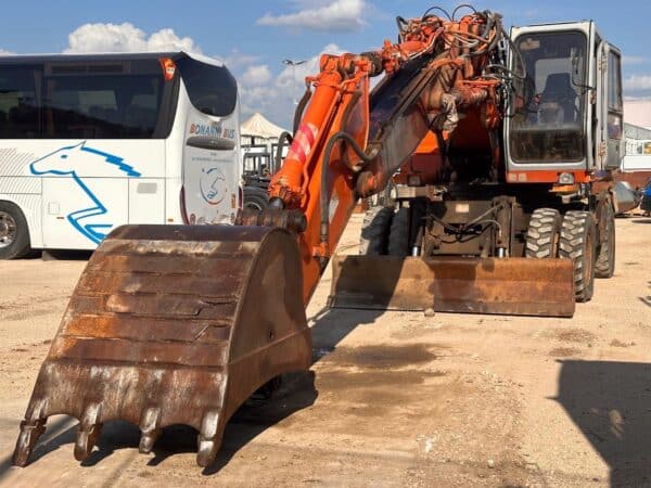 Escavatore gommato Fiat Hitachi FH200W.3 vista frontale con benna appoggiata