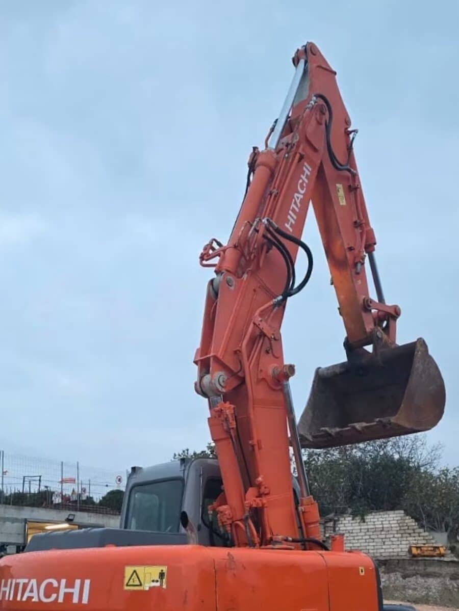 Braccio a tre pezzi in azione sul cantiere