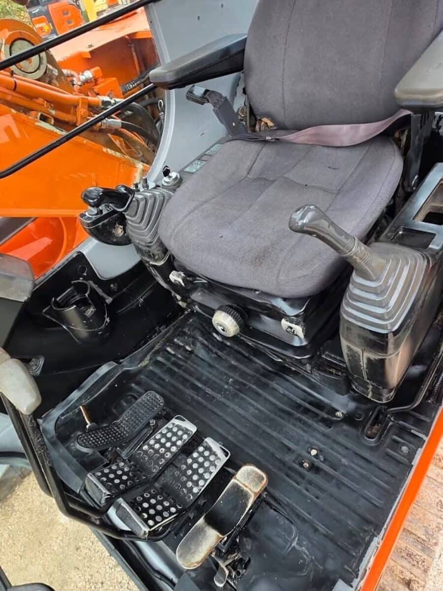 Cabina chiusa dell’HITACHI ZX130 con sedile operatore