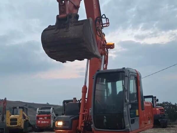 HITACHI ZX130 escavatore 2006 vista frontale