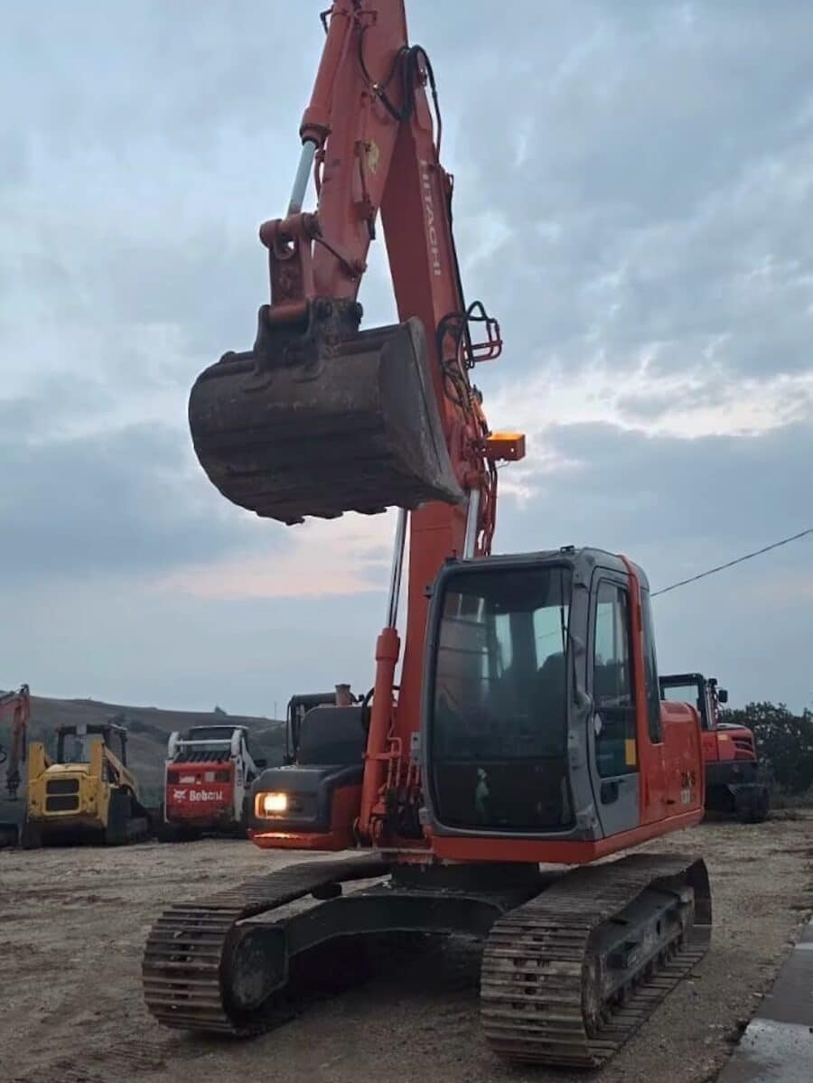 HITACHI ZX130 escavatore 2006 vista frontale