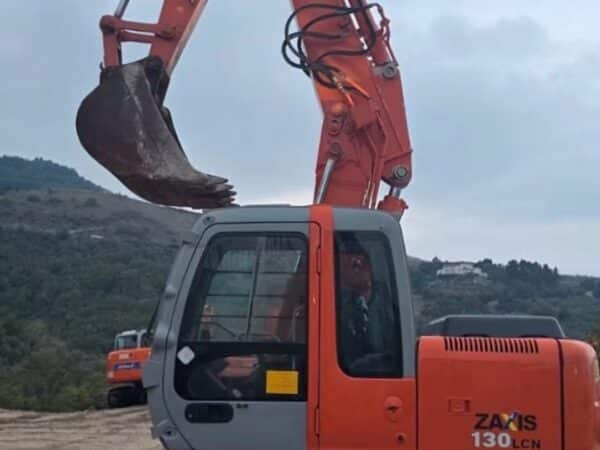 Vista laterale completa del HITACHI ZX130