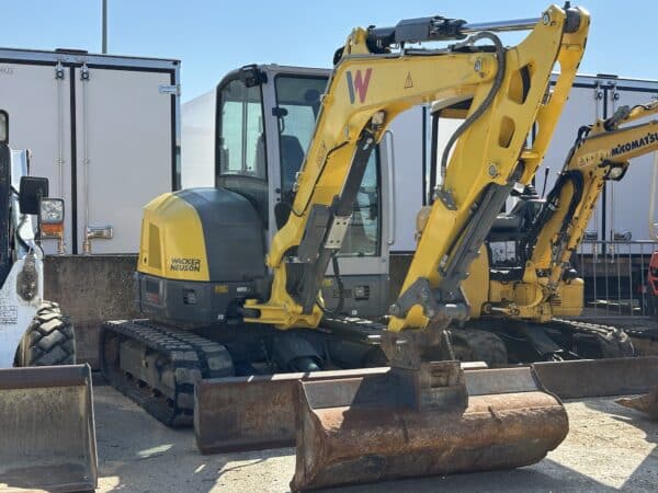 Escavatore wacker neuson EZ50 vista frontale con benna appoggiata a terra