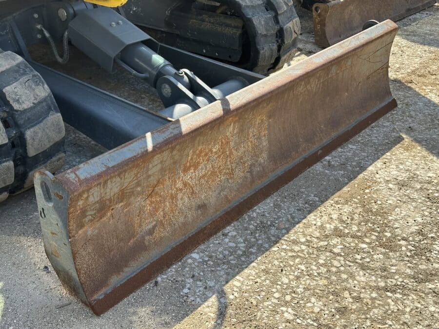 Detalle de pistones hidráulicos de excavadora Wacker Neuson EZ50