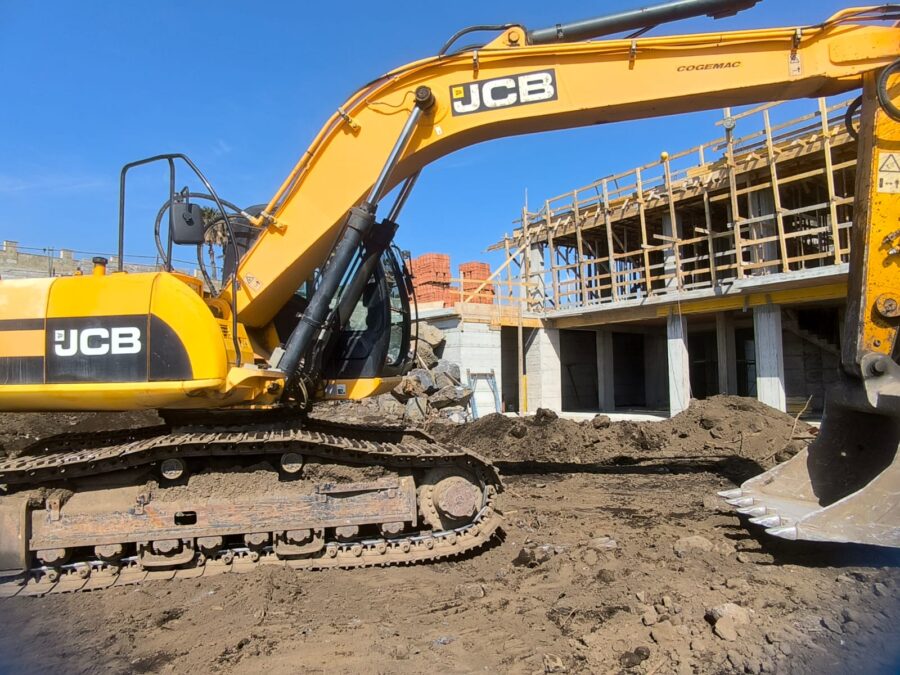 Escavatore cingolato JCB JS235HD vista laterale