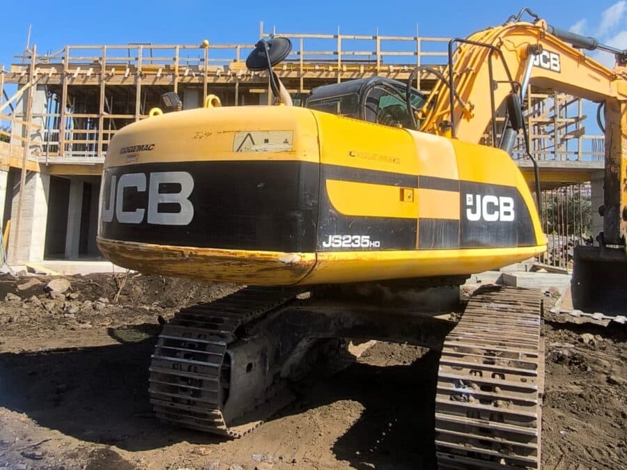 Dettaglio joystick e comandi cabina JCB JS235HD