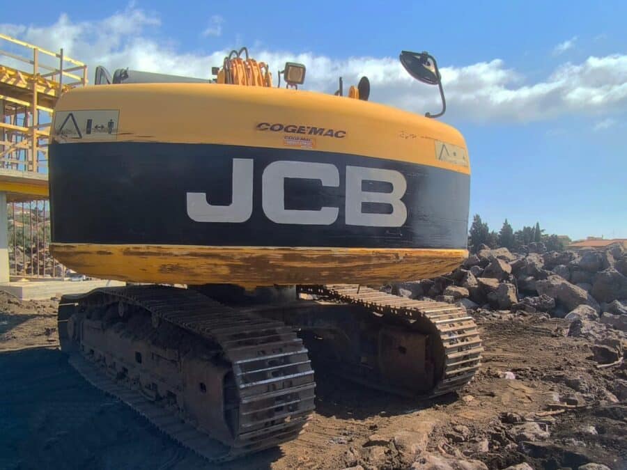 JCB JS235HD vista posteriore contrappeso