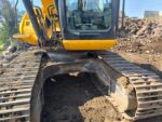 Escavatore JCB JS235HD in cantiere su terreno roccioso