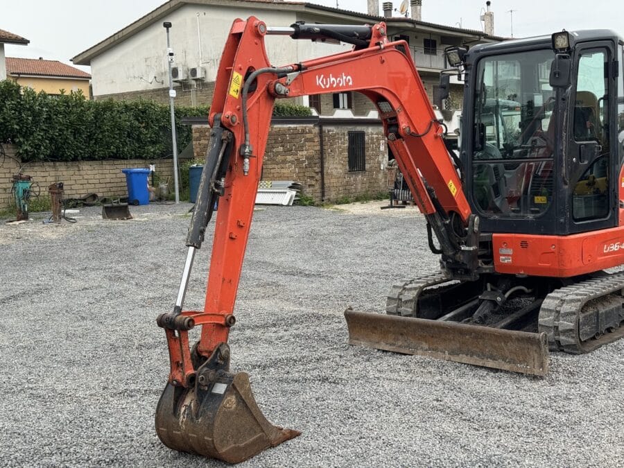 Kubota U36-4 vista laterale con benna montata