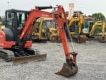 Braccio escavatore Kubota U36-4 in posizione operativa