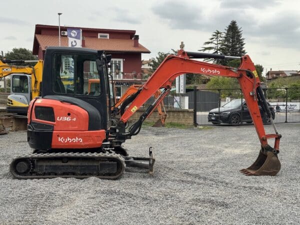 Escavatore Kubota U36-4 lato destro in piazzale